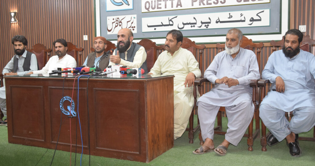 کوئٹہ ایم کیو ایم پاکستان کے صوبائی صدر ملک عمران کاکڑ اوردیگر پریس کانفرنس کر رہے ہیں
