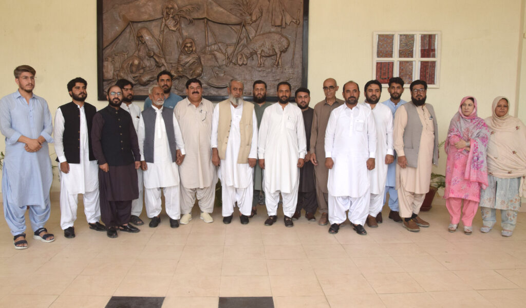 کوئٹہ آل بلوچستان پروگریسیو پرائیویٹ سکولز ایسوسی ایشن الیکشن کمیٹی کے چیئرمین حاجی حیات خان باروزئی، مہر اللہ ،ایوب صابر کے ہمراہ نومنتخب صدر محمد نواز پندرانی، ،امان اللہ ترین،،عبدالوہاب کاکڑ اوردیر عہدیداروں کاگروپ فوٹو۔
